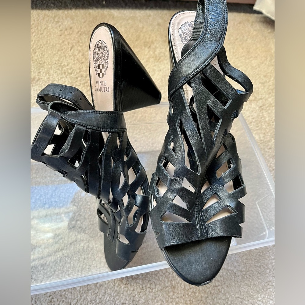 VINCE CAMUTO black leather sandal sz 9.5